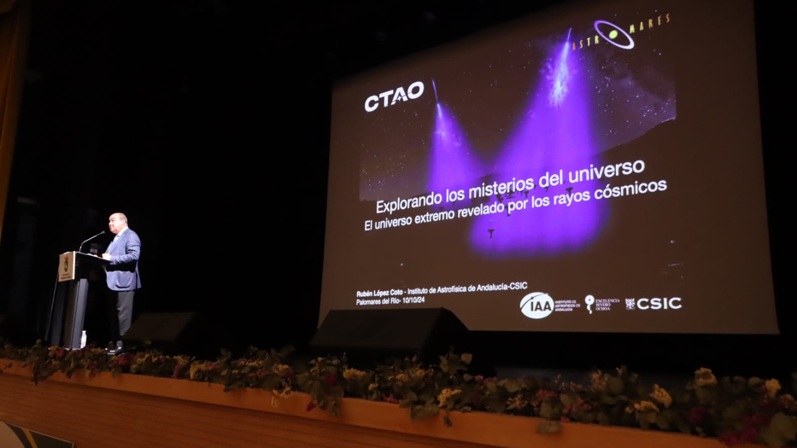 El astrofísico Rubén López Coto fascina a Palomares del Río con su conferencia sobre el Universo