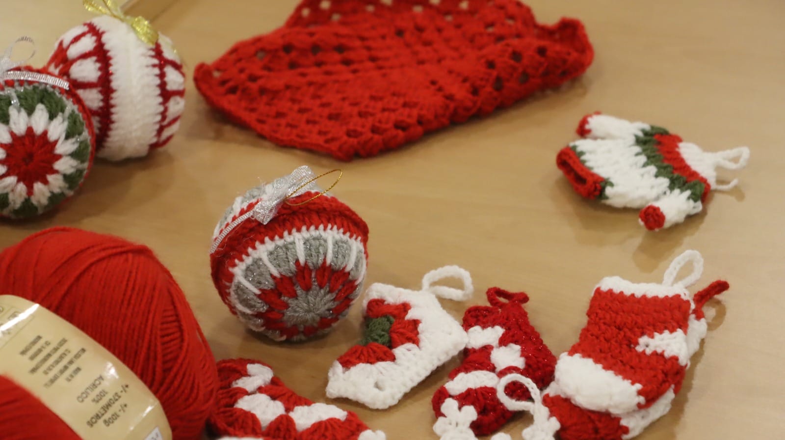 El arte del croché transforma la Navidad en Palomares del Río