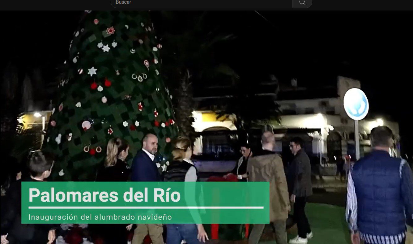 Un árbol de croché y la casa de Papá Noel iluminan la Navidad en Palomares del Río