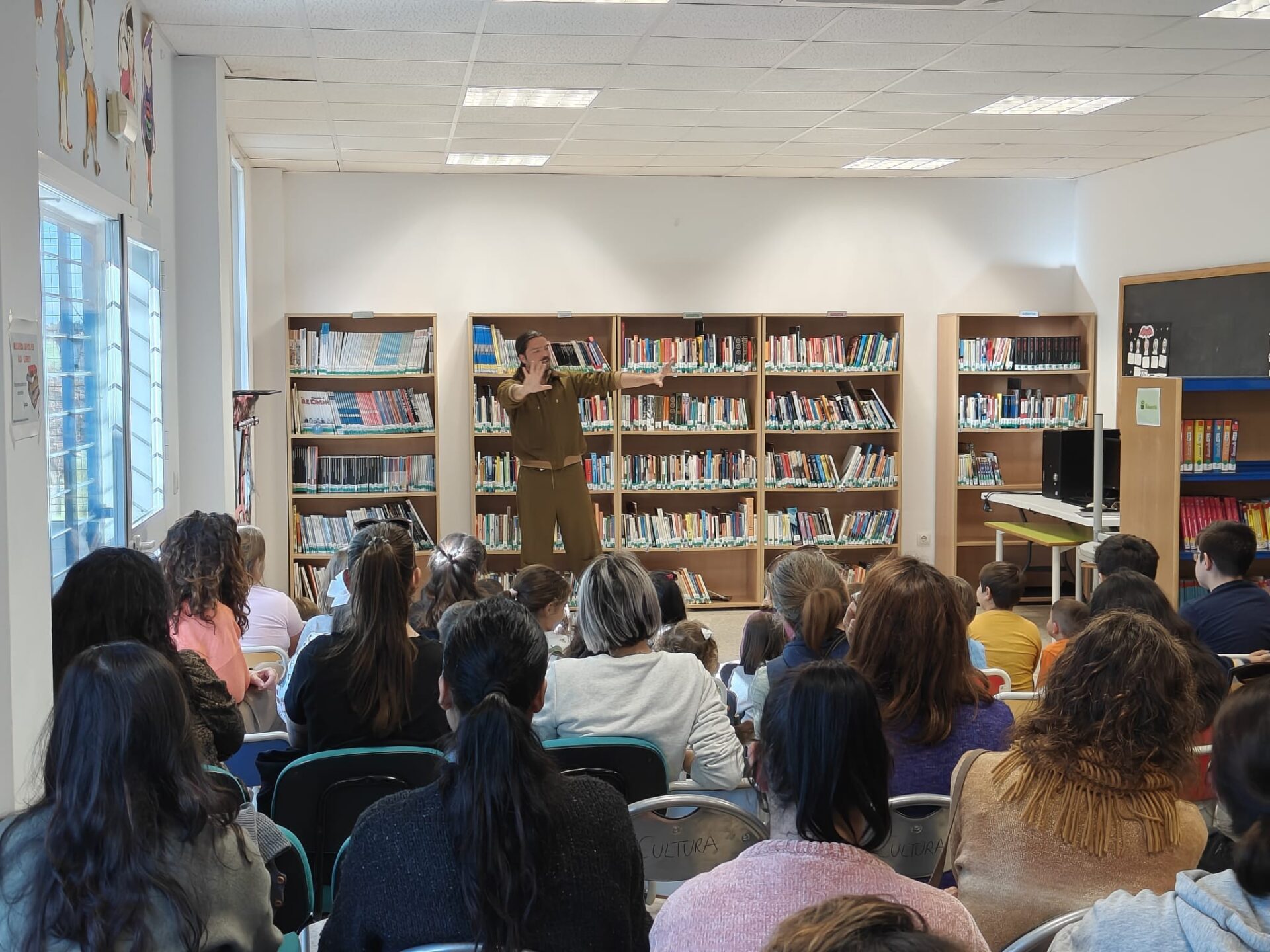 Gran éxito del cuentacuentos sobre El Principito en la Biblioteca de Palomares del Río
