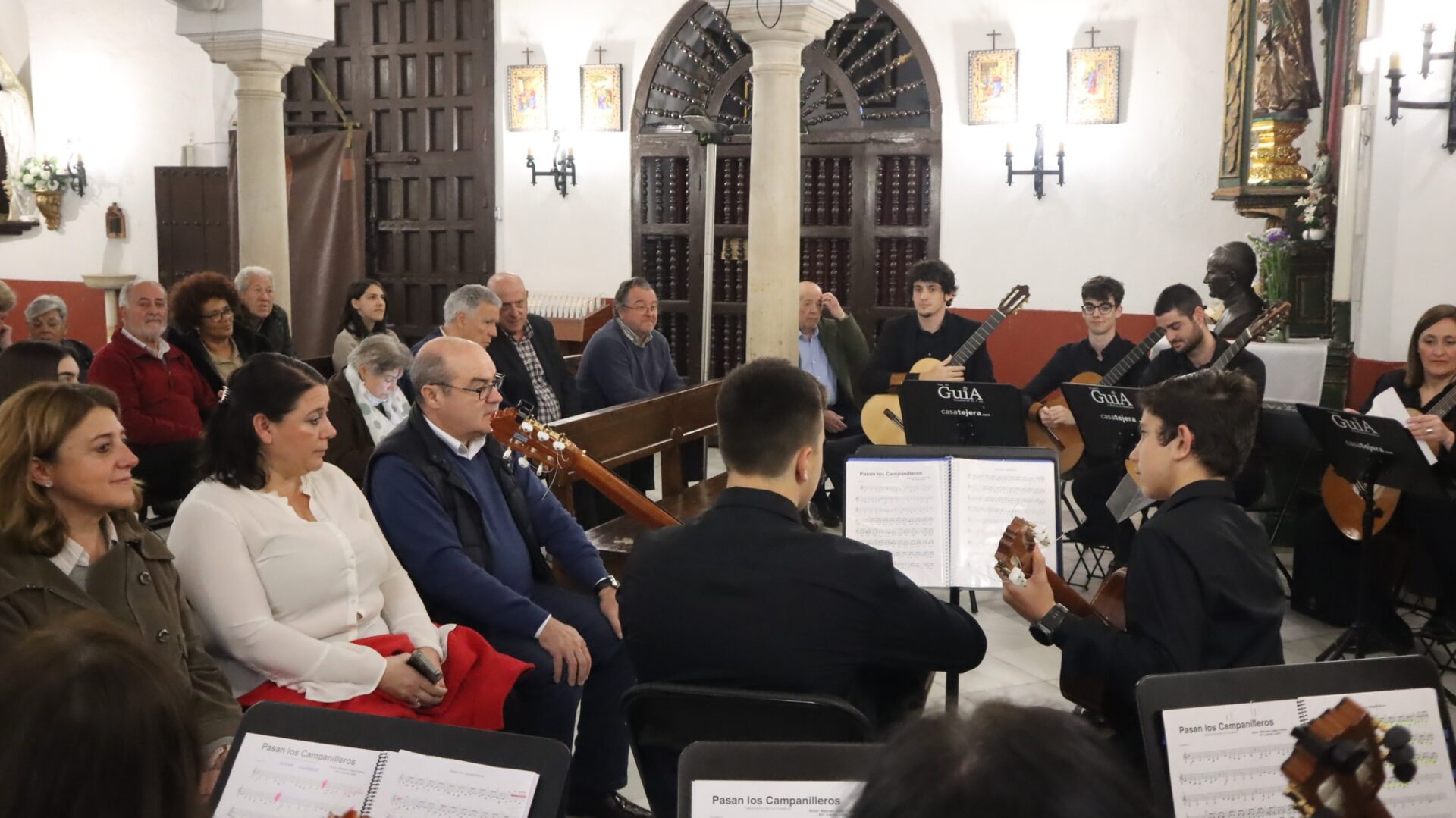 Noche de música cofrade con la “Orquesta de Proyecto Guia-Guitarras de Andalucía” en Palomares del Río