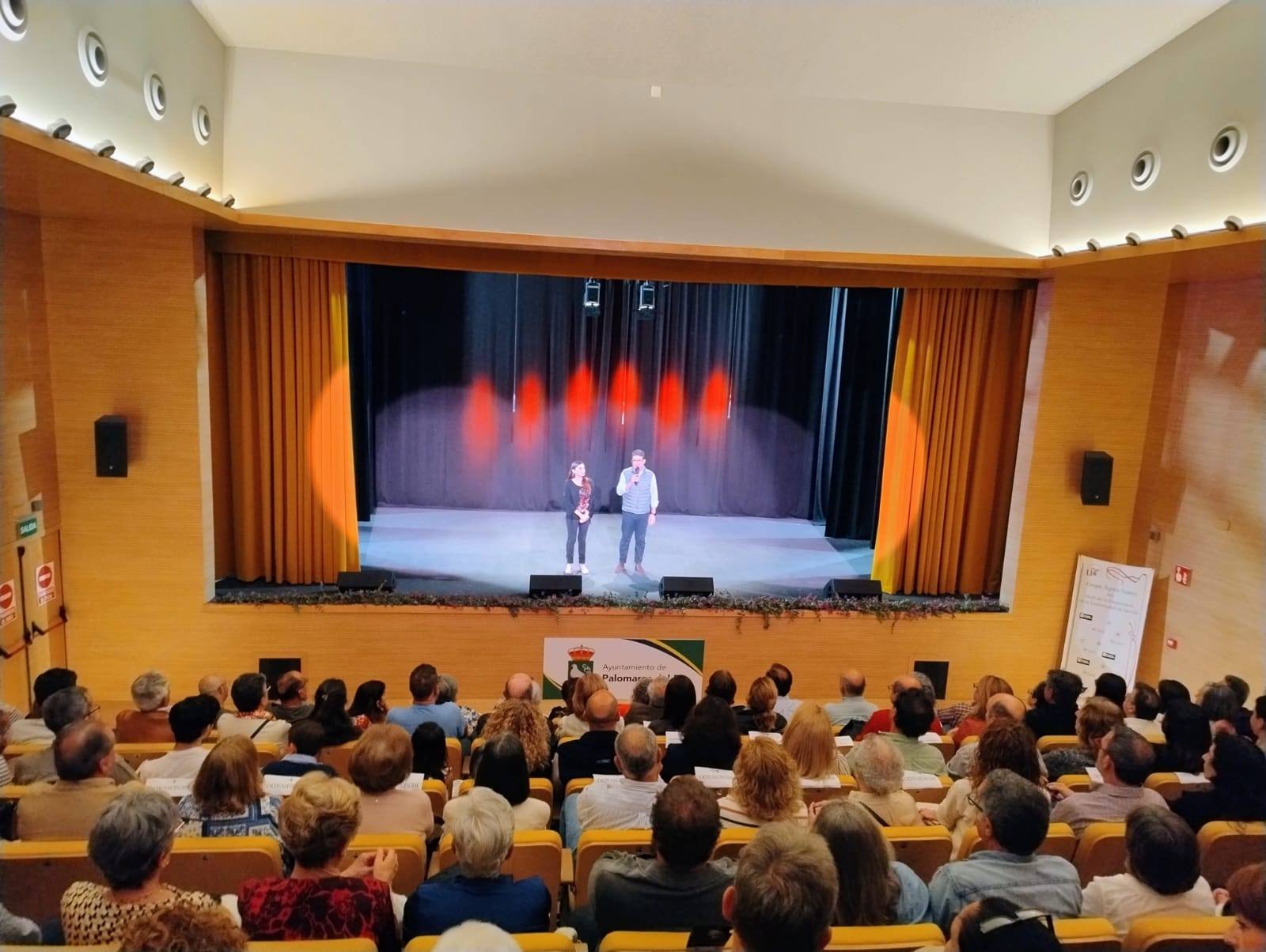 Palomares del Río vive una noche de teatro llena de humor y talento