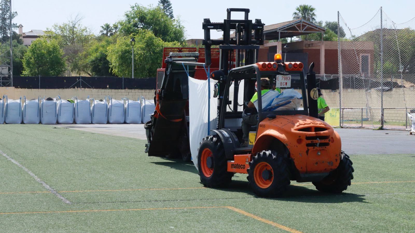 Compromiso con el deporte: Palomares mejora su campo de fútbol municipal