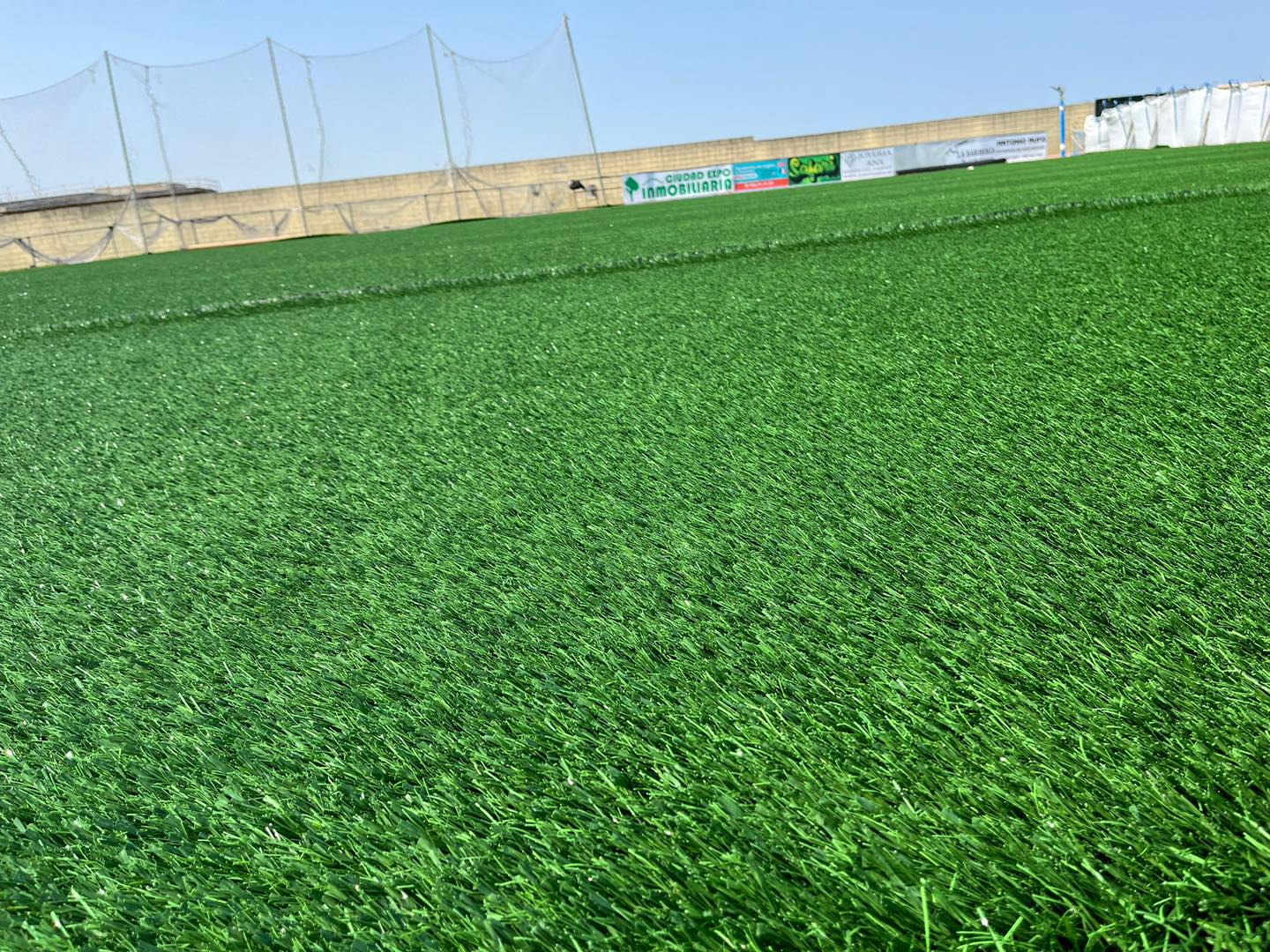 Avanzan las obras del nuevo césped en el campo municipal de Palomares del Río