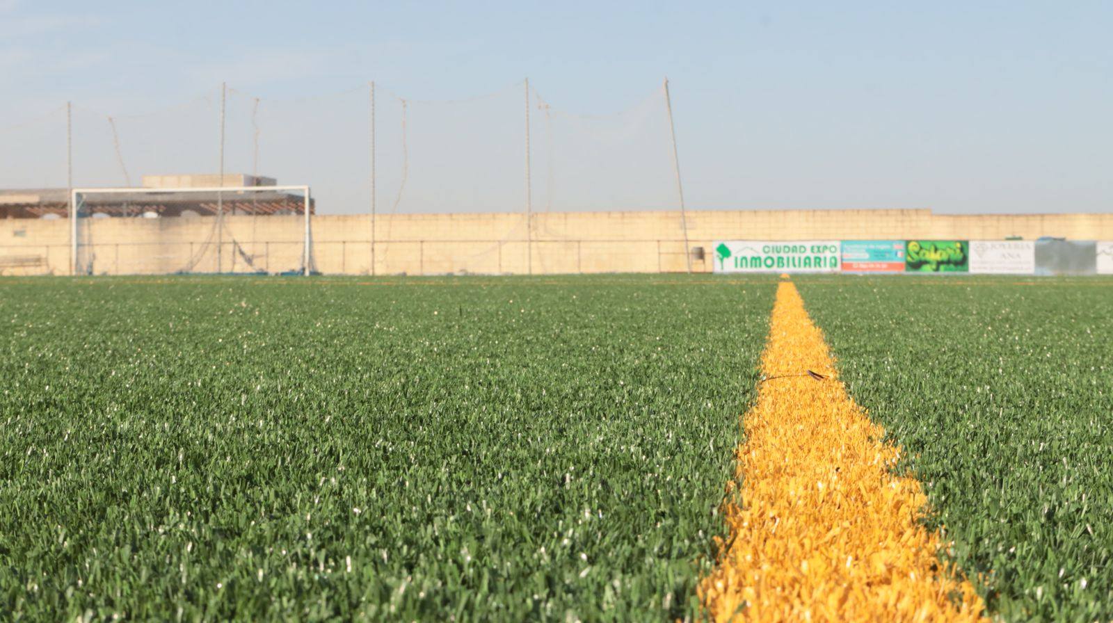 ¡Ya luce el nuevo césped en el campo de fútbol municipal!