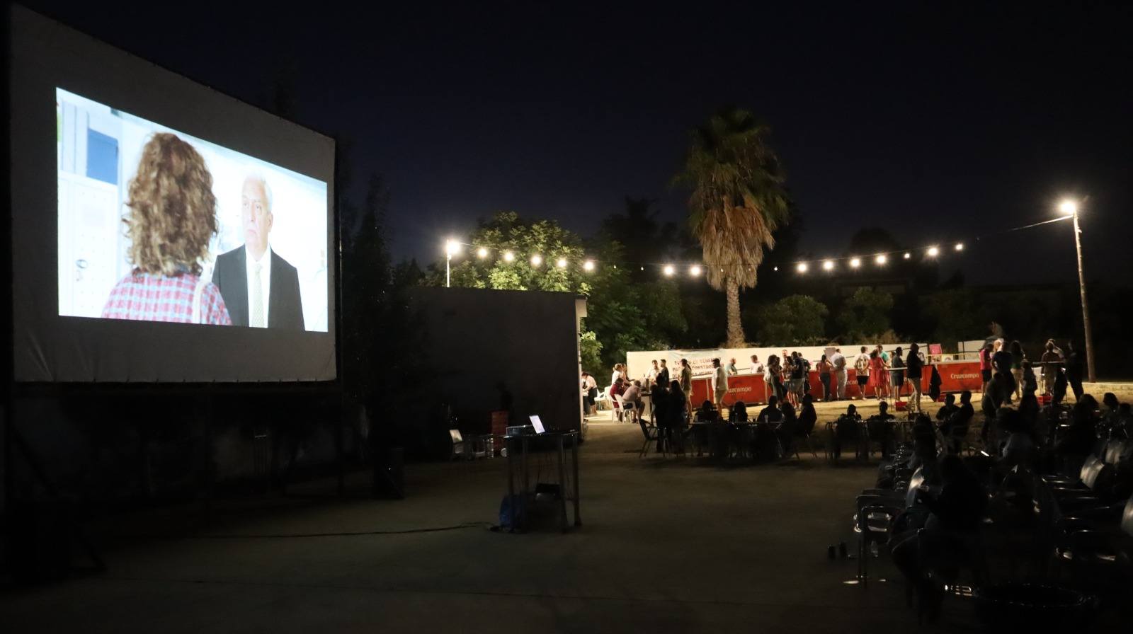 Noche de verano en los Baños Árabes de Palomares del Río con risas, música y convivencia bajo las estrellas