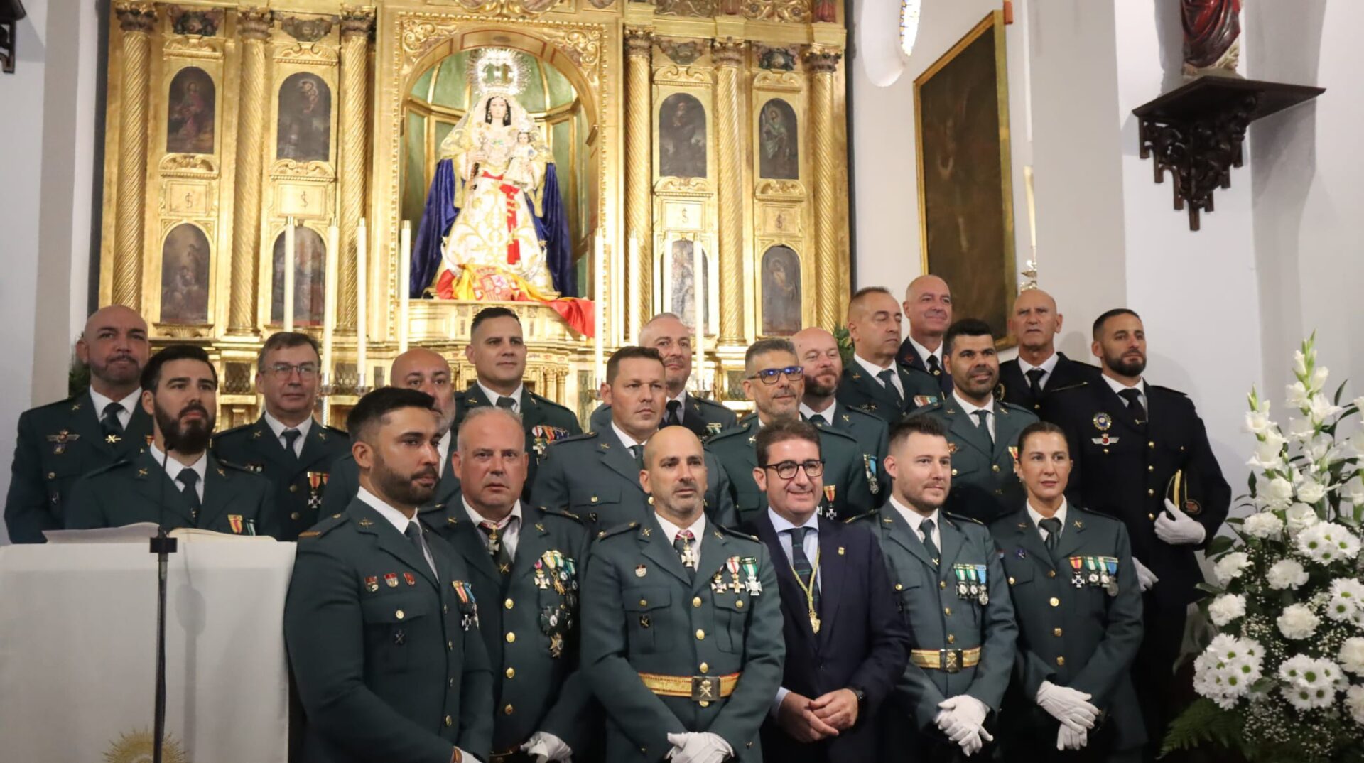 Homenaje a la Virgen del Pilar y a la Guardia Civil en Palomares del Río